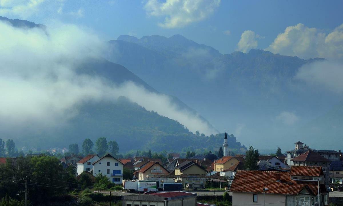 Hotel Rosi Gusinje Екстер'єр фото