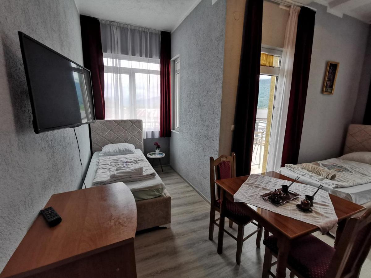 Hotel Rosi Gusinje Екстер'єр фото