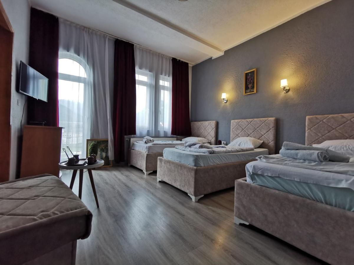 Hotel Rosi Gusinje Екстер'єр фото